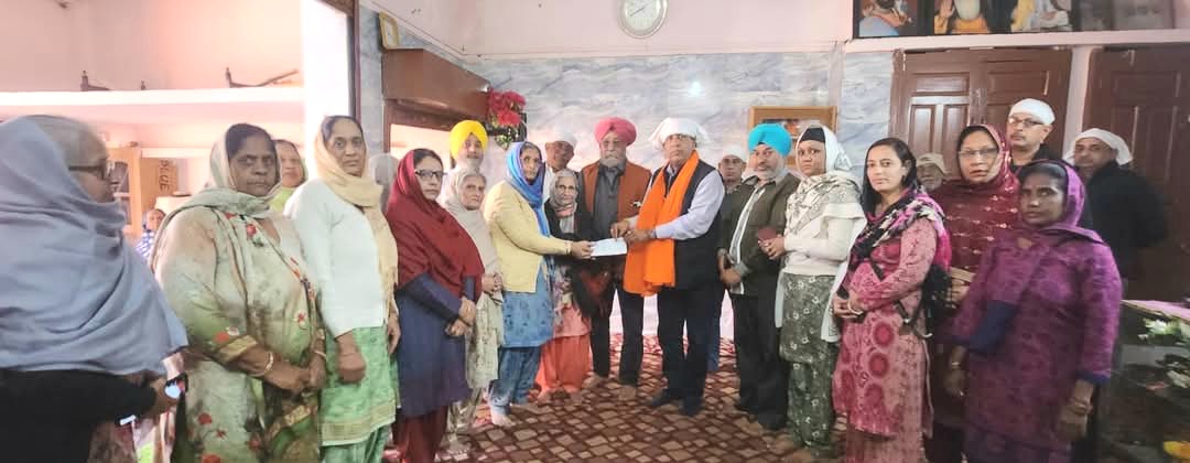 Brahm Shankar Jimpa MLA gave a cheque of one lakh rupees to the Women's Satsang Sabha